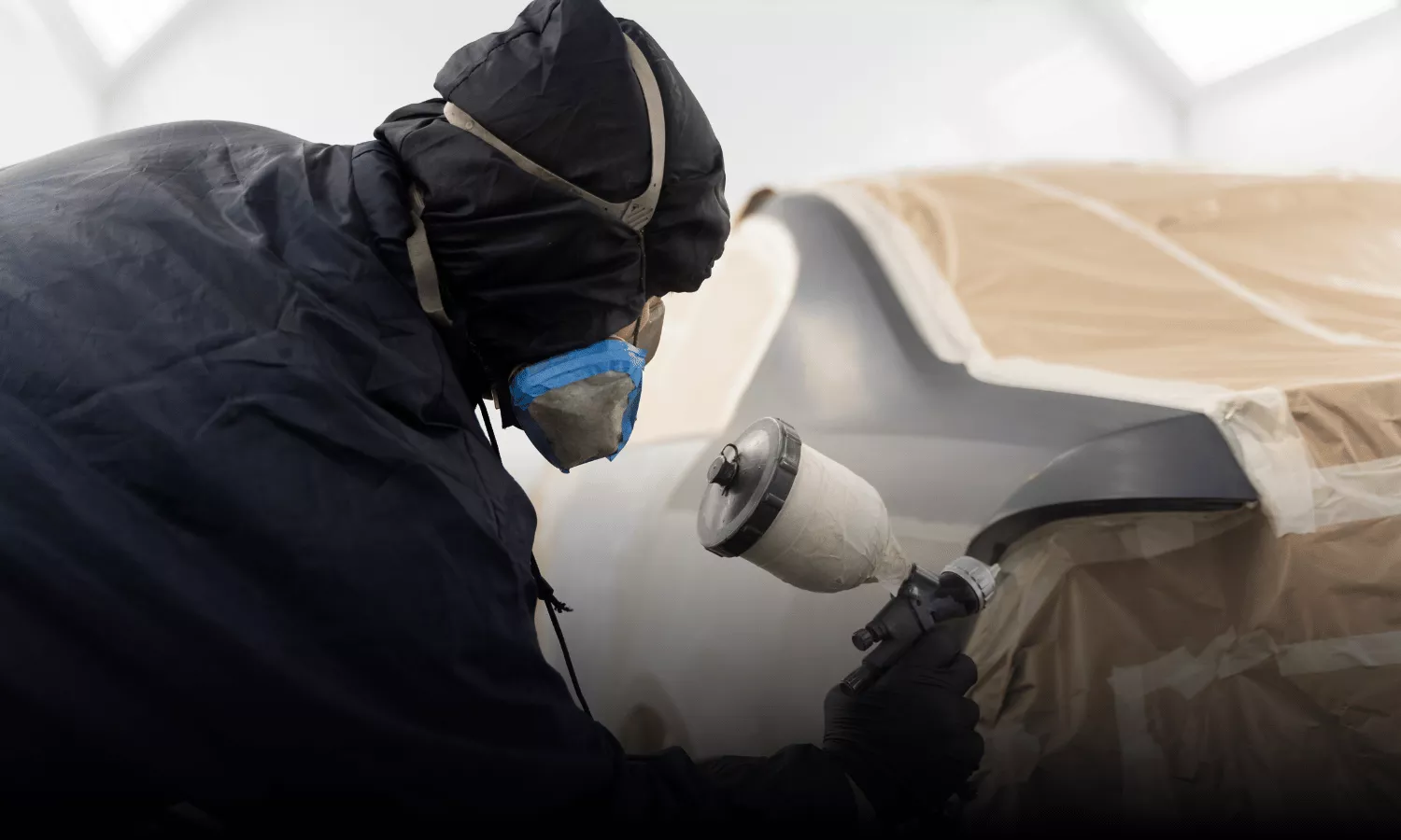 Carrossier Careoss en cabine de peinture automobile